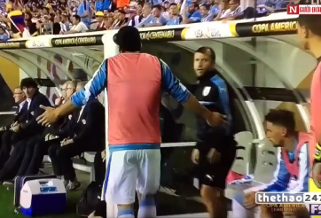 VIDEO: Phản ứng giận dữ của Luis Suarez khi không được vào sân thay người