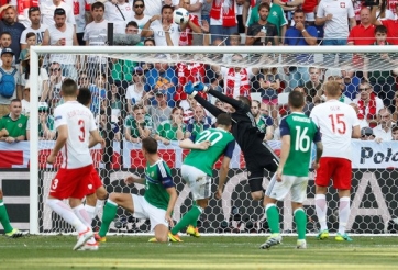 VIDEO: Thủ thành Michael McGovern bay người cứu thua cho Bắc Ireland