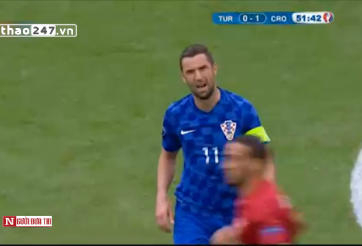 VIDEO: Đội trưởng Srna sút phạt dội xà ngang khung thành Thổ Nhĩ Kỳ