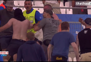 VIDEO: CĐV Anh bị đánh ngay sau trận đấu