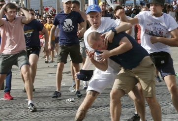 VIDEO: Cận cảnh màn hỗn chiến kinh hoàng giữa hooligan Anh và Nga