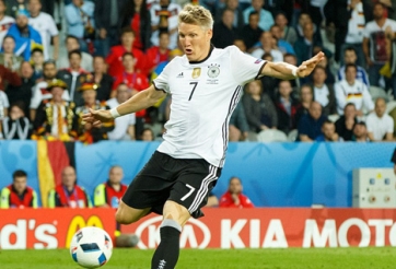 Schweinsteiger ghi bàn trong ngày san bằng kỉ lục của Lahm