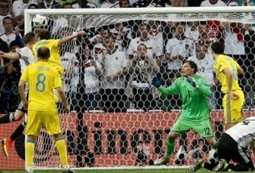 VIDEO: Trung vệ Mustafi đánh đầu hiểm hóc tung lưới Ukraine