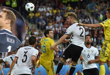 Neuer lên giữa sân trong tình huống ghi bàn của Mustafi