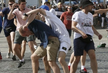 VIDEO: CĐV Đức - Ukraine đánh nhau dữ dội trước thềm trận đấu