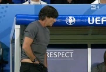 VIDEO: Hành động gây sốc của HLV Joachim Loew ở trận Đức - Ukraine