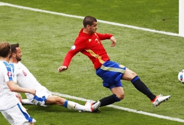 VIDEO: Petr Cech xuất sắc cản phá cú sút cận thành của Morata