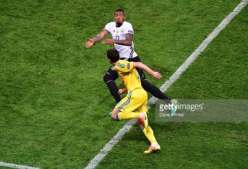 VIDEO: Sao Ukraine 3 lần xỏ háng cầu thủ Đức trong cùng 1 tình huống