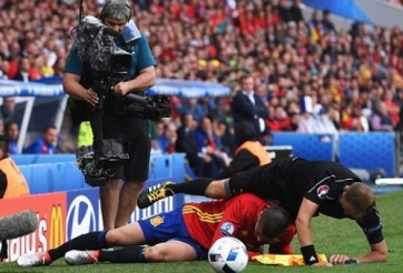 VIDEO: Tình huống Morata đốn ngã trọng tài biên