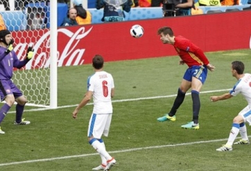 VIDEO: Iniesta kiến tạo, Pique mở tỷ số cho Tây Ban Nha