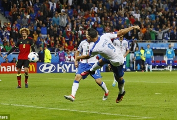 VIDEO: Pelle tung người bắt volley ấn định tỷ số cho Italia ở phút 92