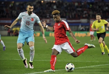 VIDEO: David Alaba đưa bóng dội cột dọc ngay phút thứ 1