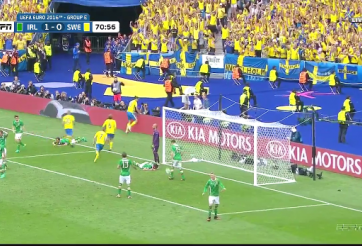 VIDEO: Ibrahimovic căng ngang khiến cầu thủ CH Ireland đốt lưới nhà
