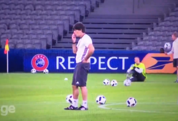 VIDEO: HLV Joachim Loew tái diễn hành động phản cảm trên sân tập tuyển Đức
