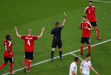 VIDEO: Pha vào bóng khiến Dragovic nhận thẻ vàng thứ hai rời sân