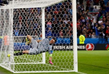 VIDEO: Buffon ngã dập mông vì đu xà ăn mừng chiến thắng