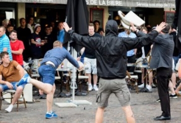 VIDEO: CĐV Anh và Wales đoàn kết trước khiêu khích của Ultra Nga