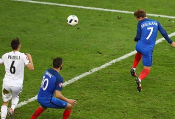 HLV Pháp tiết lộ lý do để Pogba và Griezmann trên ghế dự bị