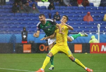 McAuley và McGinn tỏa sáng, Bắc Ailen hạ đẹp Ukraine