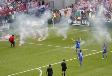 VIDEO: CĐV Croatia ném pháo sáng làm loạn trận đấu với CH Séc