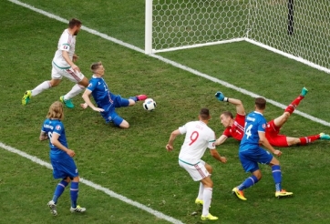 VIDEO: Tình huống Birkir Saevarsson phá bóng phản lưới nhà