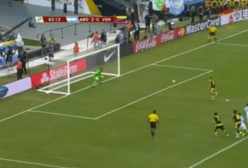 VIDEO: Thủ thành Romero biến cú đá panenka của đối phương thành trò hề