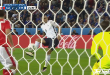 VIDEO: Payet đệm bóng trúng xà ngang