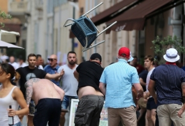 VIDEO: CĐV Anh bị Ultra Pháp tấn công ở Lyon