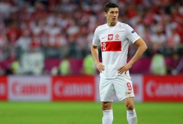 VIDEO: Lewandowski bỏ lỡ không tưởng khi đối mặt thủ môn Ukraine