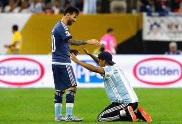 VIDEO: Fan vào sân quỳ lạy xin chữ ký Messi