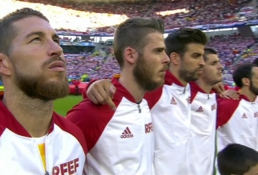 VIDEO: Gerard Pique giơ ngón tay thối khi hát quốc ca Tây Ban Nha