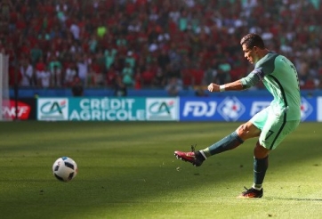 VIDEO: Ronaldo sút xa nguy hiểm từ khoảng cách 30m