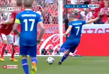 VIDEO: Cầu thủ Iceland sút dội xà ngang khung thành ĐT Áo