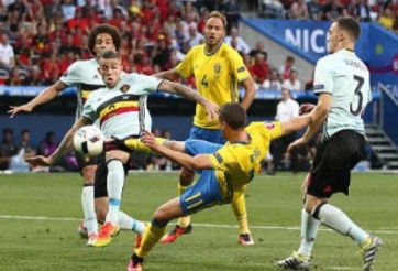 VIDEO: Berg dứt điểm trúng người thủ thành Courtois