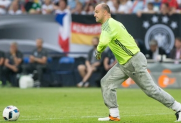 VIDEO: Thủ môn Hungary chuyền bóng đầy ngẫu hứng như Ronaldinho