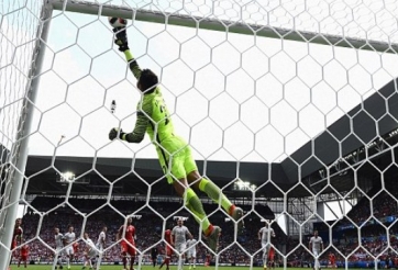 VIDEO: Fabianski bay người cứu thua xuất thần cho Ba Lan