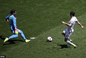 VIDEO: Ba Lan suýt có bàn mở tỷ số ngay sau tiếng còi khai cuộc