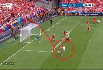 VIDEO: Arkadiusz Milik tiếp tục bỏ lỡ cơ hội mở tỷ số trận đấu