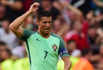 Tin nóng Euro sáng 25/6: Tiết lộ lý do CR7 ném Micro phóng viên