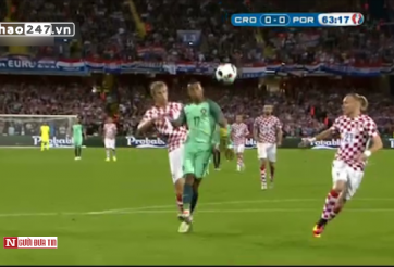 VIDEO: Cầu thủ Croatia bỏ bóng đá người vs Nani