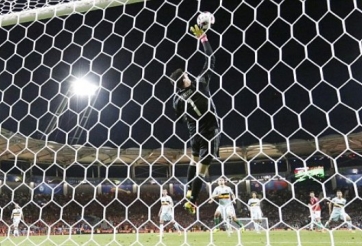 VIDEO: Courtois bay người cứu thua cho tuyển Bỉ