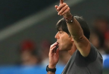 HLV Low lại gây phản cảm với hành động mất vệ sinh