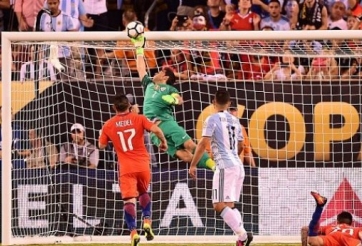 VIDEO: Bravo cứu thua xuất thần sau cú đánh đầu của Aguero