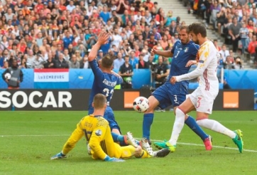 VIDEO: Chiellini mở tỷ số cho Italia sau cú đá phạt của Eder