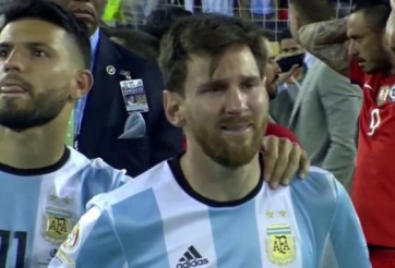 VIDEO: Messi khóc nức nở trong lễ trao giải Copa America