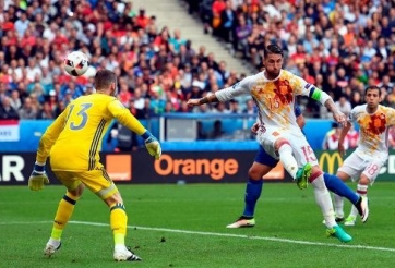 VIDEO: Cú phá bóng suýt phản lưới nhà của Sergio Ramos