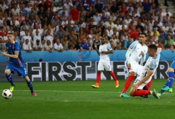 VIDEO: Joe Hart mắc lỗi giúp Iceland vươn lên dẫn trước