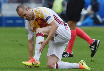 VIDEO: Tình huống De Rossi ngẫu hứng xỏ háng Iniesta