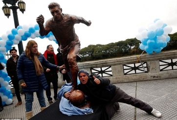 VIDEO: Chính quyền Argentina dựng tượng, cầu xin Messi trở lại