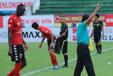 Ngoại binh V-League bị lãnh đạo đuổi khỏi CLB ngay trong trận đấu